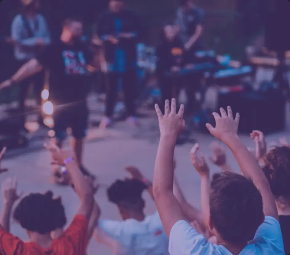 Grupa młodych bawiących się ludzi na koncercie